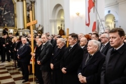 Лидер правящей в Польше партии "Право и справедливость" Ярослав Качиньский (второй справа) никогда не скрывал своих тесных связей с католической церковью