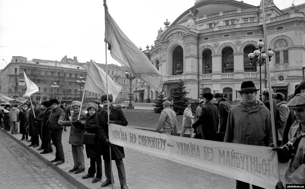 &laquo;Живий ланцюг&raquo; у центрі Києва біля будівлі Національного академічного театру опери та балету України імені Тараса Шевченка