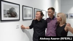 Алматылық суретші Александр Угай, Андрей Фоменко және Esentai Gallery директоры Тоғжан Сақбаева. Алматы, 6 маусым 2019 жыл. .