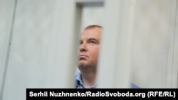 Суд урахував неявки обвинуваченого на судові засідання та наявність підтвердженої інформації про перебування його за кордоном