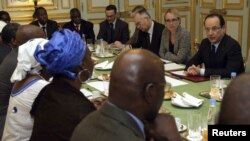 Франсуа Олланд в Елисейском дворце беседует с членами Ассоциации малийцев во Франции