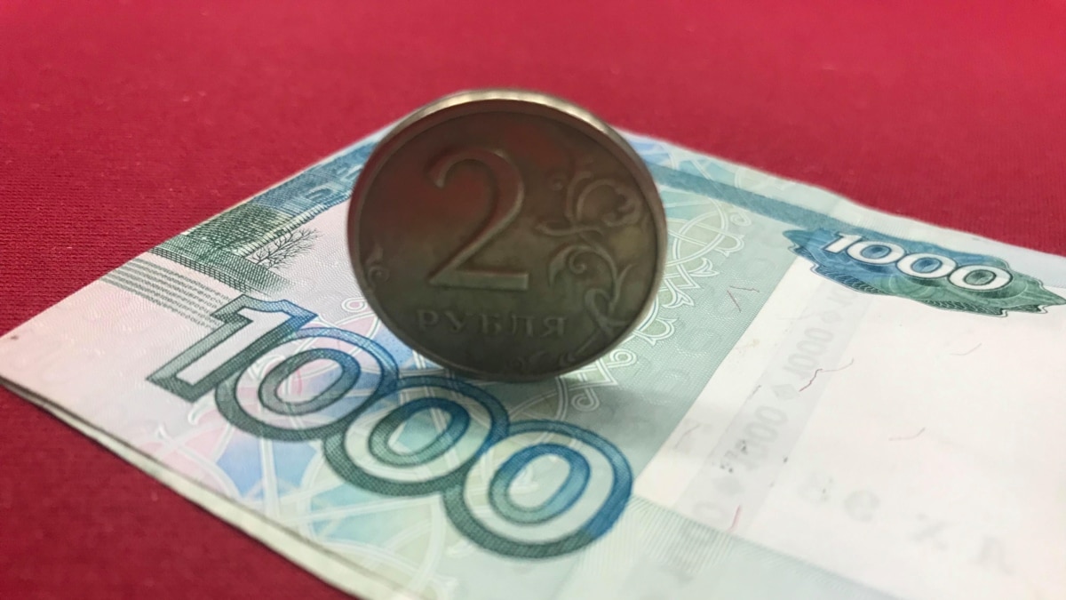 Рубль упав проти долара та євро на тлі повідомлень про нові санкції США