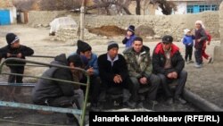 Жители села Ак-Сай ночью организуют дежурство, чтобы охранять покой односельчан, а чтобы не замерзнуть жгут автомобильные шины. Баткен, 25 января 