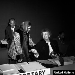 Комиссиянын төрайымы Элеонора Рузвельт (оңдо) Индиянын өкүлү Ханса Мехта менен. Нью-Йорк, 1-июнь, 1949-жыл.
