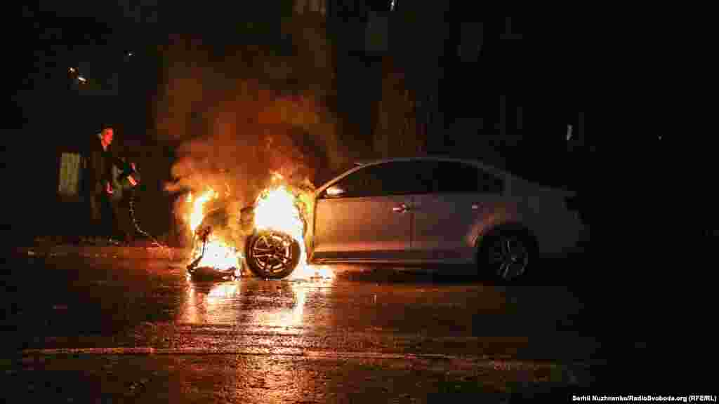 Неподалік від самого посольства загорівся автомобіль із дипломатичними номерами