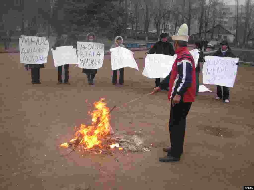 Сөлөкөт заматта күлгө айланды - Kyrgyzstan -- Several Staffers of UTRK Start Hunger Strike Action Demanding To Dismiss the Director of UTRK, 17dec08