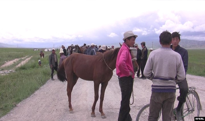 Жители отдаленного кыргызского села Ат-Башы блокируют автотрассу «Бишкек-Торугарт» под воздействием слухов, что часть приграничной территоории отдана Китаю. Нарынская область, 6 июля 2009 года
