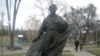 У черкаського пам’ятника Симоненку є брат-близнюк?