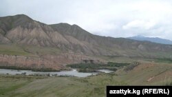 Река Верхний Нарын в Кыргызстане, по течению которой планируют строить ГЭС.