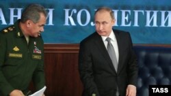 Presidenti i Rusisë Vladimir Putin (djathtas) dhe ministri i mbrojtjes Sergei Shoigu