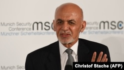 رئیس‌جمهوری افغانستان می‌گوید که برای تبادل زندانیان با طالبان «نیاز به اجماع سیاسی است، چیزی که در حال حاضر وجود ندارد».
