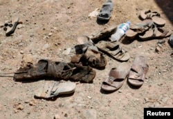 Вещи убитых сирийских курдов, чьи тела только что были вынуты из общей могилы. 5 октября