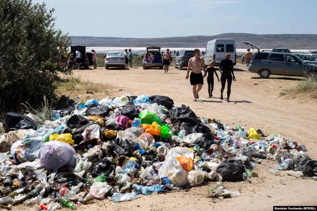 Август 2015 года. Набережная Чокракского озера, что недалеко от села Курортное. Рядом с пляжем, где отдыхают туристы, &ndash; горы мусора.