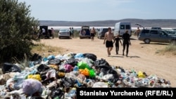Ілюстраційне фото: сміття біля озера Чокрак у Криму