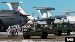 Воздушно-десантные войска (ВДВ) России на аэродроме Иваново в ходе проверки боевой готовности, 17 марта 2015 года.