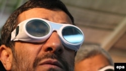 محمود احمدی نژاد در حال بازدید از غنی سازی با استفاده از لیزر