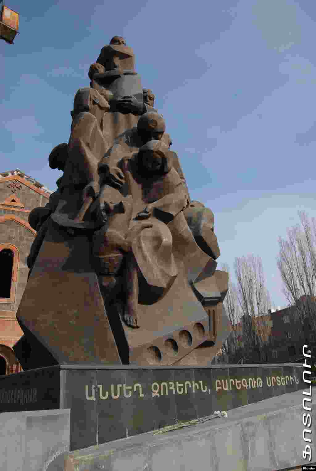 1988-ի ավերիչ զոհերի հիշատակին նվիրված հուշարձան Գյումրիում