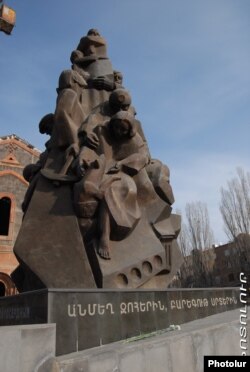 Памятник жертвам землетрясения