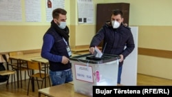Një qytetar duke votuar në një vendvotim në Mitrovicën Veriore