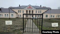 Местные жители публикуют в соцсетях фотожабы: вместо забора они нарисовали таблички "Осторожно мины"