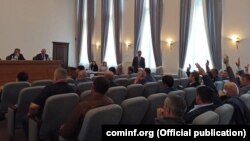 Большинство депутатов проголосовали против вынесения вотума недоверия правительству Южной Осетии: 18 против 14