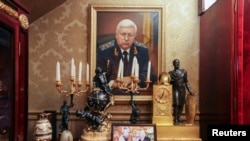 Портрет Віктора Пшонки у його маєтку під Києвом (фото 2014 року)