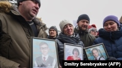 People gather to pay tribute to the victims of a fire at a shopping center in Kemerovo on March 27. 