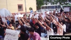 Иранские азербайджанцы сочли уподобление тараканам оскорбительным. Студенческая акция протеста в Тебризе