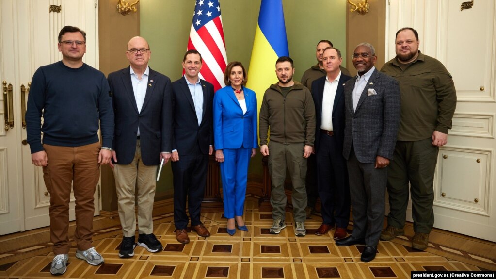 Посередині світлини: президент України Володимир Зеленський і спікерка нижньої палати Конгресу США Ненсі Пелосі під час зустрічі в Києві, 1 травня 2022 року