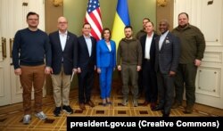 Takimi i delegacionit amerikan me zyrtarët ukrainas në Kiev më 1 maj 2022.