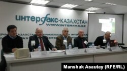 Қазақстандық туберкулезге қарсы ФС-1 препаратын жасап шыққан "Инфекцияға қарсы препараттардың ғылыми орталығы" компаниясының өкілдері баспасөз конференциясында. Алматы, 8 қараша 2016 жыл.