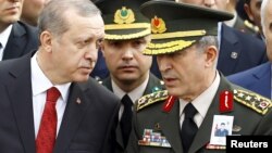 Prezident Recep Tayyip Erdoğan (solda) və müdafiə naziri Hulusi Akar