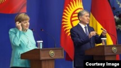 Angela Merkel (solda) və Almazbek Atambayev 