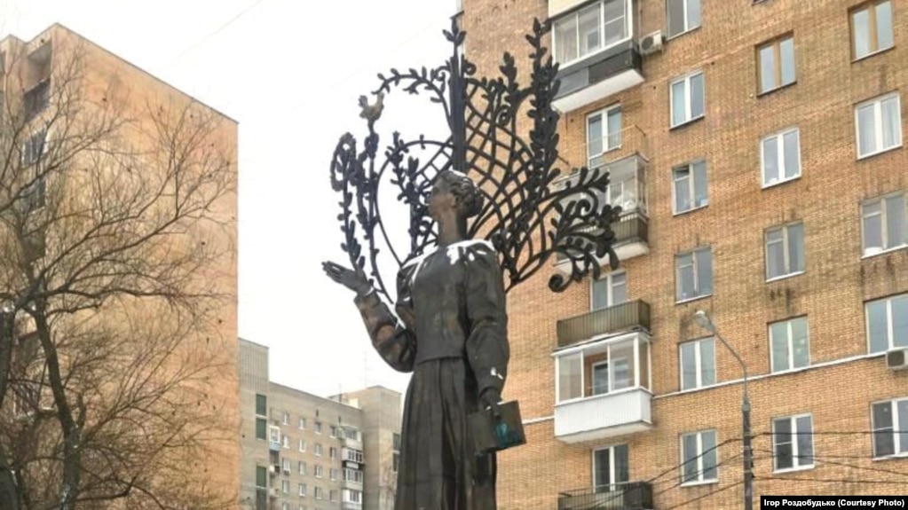 Паметникът на поетесата на Леся Украинка, край който се появи спонтанният мемориал