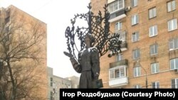 Паметникът на поетесата на Леся Украинка, край който се появи спонтанният мемориал