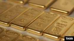 Золотые слитки лежат на столе завода, где они были произведены в Красноярске.