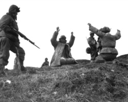 Китайские военные, захваченные во время боевых действий недалеко от Хёнсонга, Южная Корея, март 1951 года.