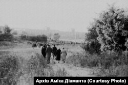 Бабин Яр. Люди збираються на мітинг. 29 вересня 1966 року. Фото Гарика Журабовича. Архів Аміка Діаманта