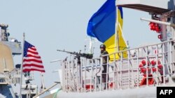 Украинский фрегат "Гетман Сагайдачный" и американский эсминец Donald Cook (DDG-75) в Одессе. 