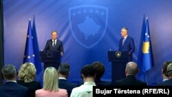Predsednik Evropskog saveta Donald Tusk i predsednik Kosova Hašim Tači na konferenciji za novinare u Prištini 