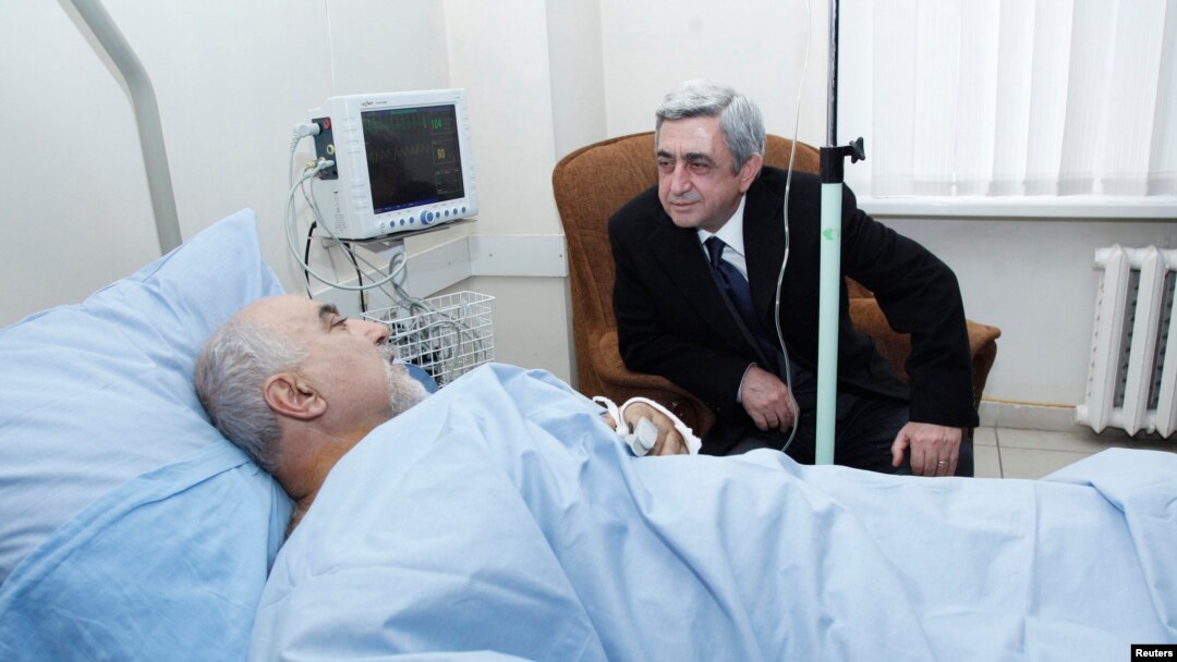 Ermənistanın indiki prezidenti, prezident seçkilərində namizəd olan Serzh Sarkisian xəstəxanada olan rəqibi Paruyr Hairikian-a baş çəkir. 1 fevral 2013