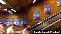 Afișe ale campaniei guvernamentale anti-Soros în metroul budapestan: „Consultare națională, 2017: 99% resping imigrația ilegală. Să nu-l lăsăm pe Soros să râdă la urmă.” Foto: REUTERS/Laszlo Balogh