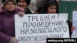 Участники митинга требуют независимого расследования событий в Жанаозене. Уральск, 24 марта 2012 года.