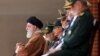 آیت‌الله علی خامنه‌ای در کنار فرماندهان سپاه پاسداران و ارتش.