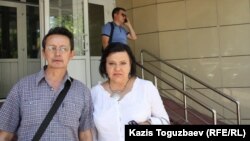 Оппозиционный политик Марат Жанузаков и его адвокат Елена Савинова. Алматы, 26 июня 2014 года. 
