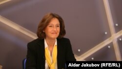 Irina Lagunina in the studio hosting "Free Talk."