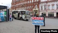 Одиночный пикет журналиста Виктории Мучник у мэрии города Томска 