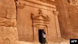 تصویری از مداین صالح یا حِجْر نام شهری تاریخی با سازه‌های سنگی در شمال غربی عربستان. 