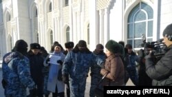 Полицейские задерживают гражданскую активистку Санавар Закирову, которая просила подаяние ради погашения иска членов партии «Нур Отан». Нур-Султан, 22 ноября 2019 года.