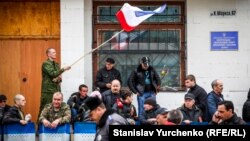 Представители крымской «самообороны» блокируют украинскую воинскую часть в Симферополе, 5 марта 2014 года